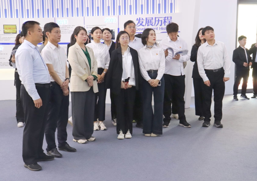 嘉祥县第十四期青年干部培训班一行到k8凯发国际机械参观交流