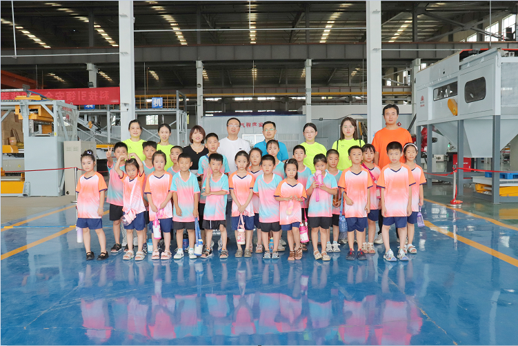 安丘市妇幼保健院“卓悦少年领袖心智天赋营”小学员到k8凯发国际机械游学参观